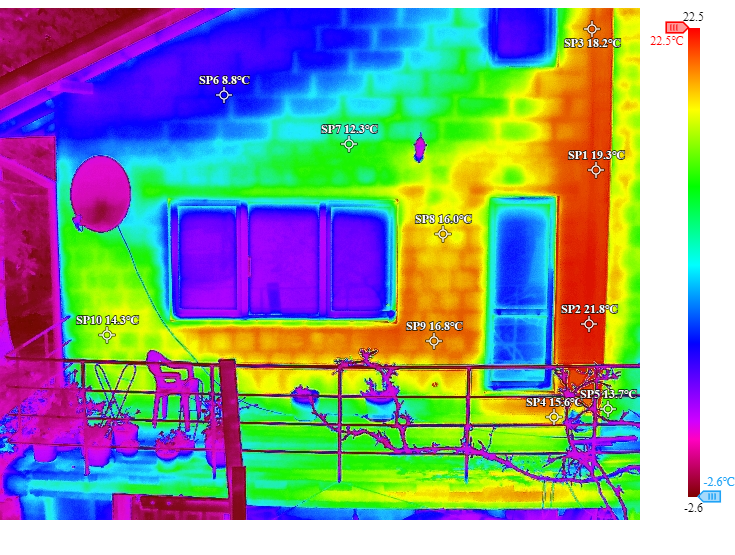 Inspekcje dronem – obraz termowizyjny ściany domu jednorodzinnego wykonany DJI Matrice 4T z zaznaczonymi wektorami temperatury